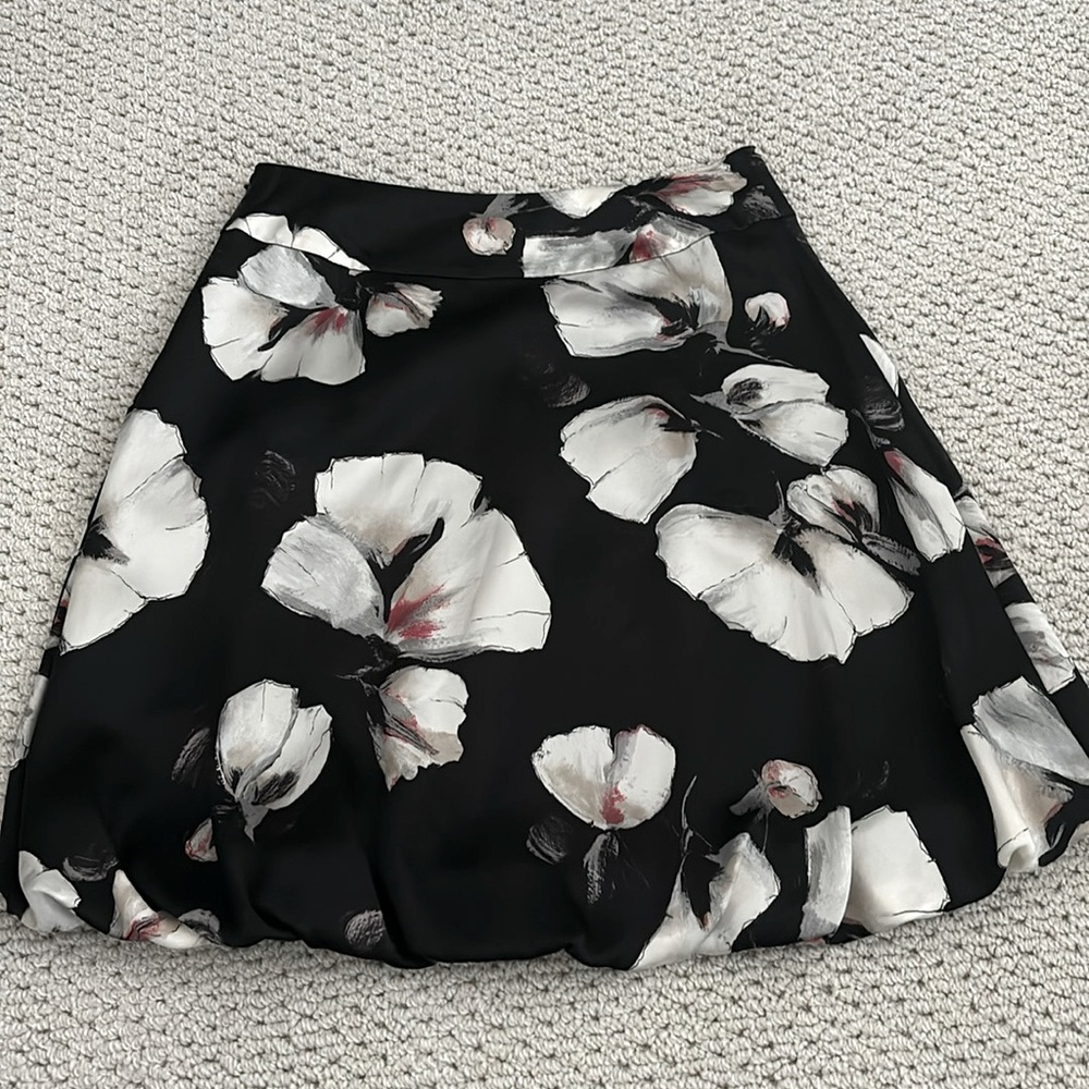Whitehouse BlackMarket silk floral print skirt. Lined, size 0
